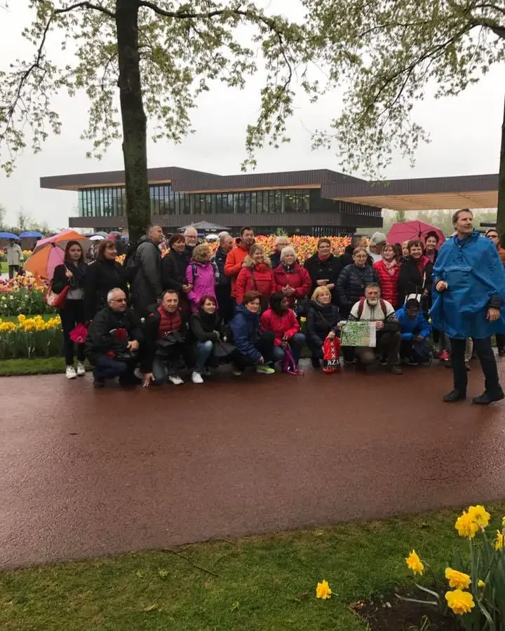 A tour group at the entrance to Keukenhof, with daffodils in the foreground